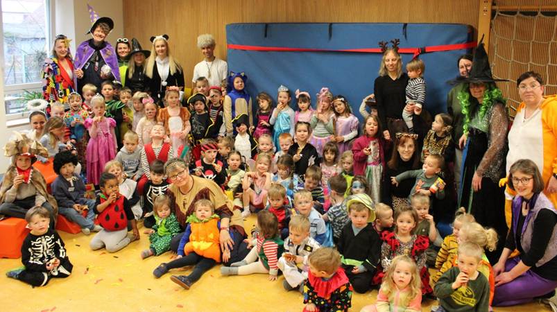 Gruppenbild mit allen Kindern, Erzieherinnen und dem Ersten Bürgermeister in Faschingsverkleidungen.